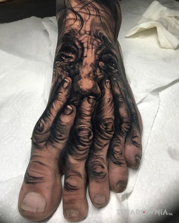 Tatuaż portret na stopie - postacie