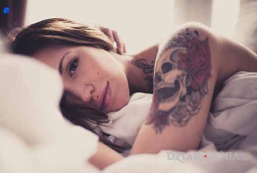 Tatuaż czaszka na ramieniu - kwiaty