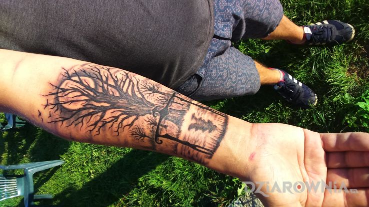 Tatuaż drzewo - przedmioty