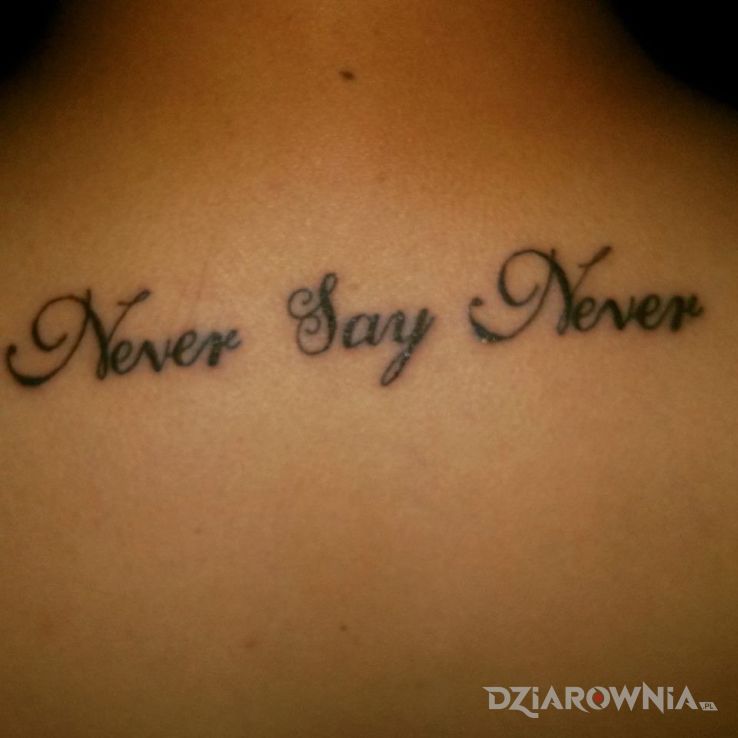 Tatuaż nigdy nie mów nigdy  - napisy