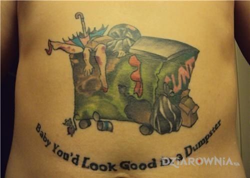 Tatuaż konkretne ścierwo - napisy