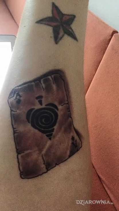 Tatuaż as w rękawie - przedmioty