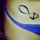 Słodko wyglada mały tatuaż u dziewczyn 