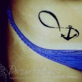 Słodko wyglada mały tatuaż u dziewczyn 