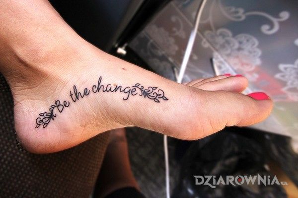 Tatuaż be the change - napisy