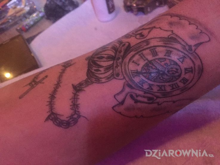Tatuaż czas goni nas - przedmioty