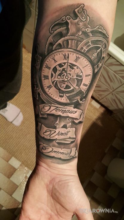 Tatuaż zegar - przedmioty
