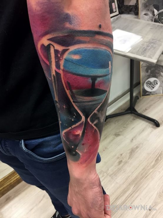 Tatuaż abstrakcyjna klepsydra kosmos - gwiazdy