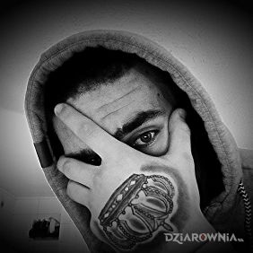 Korona na dłoni (King)