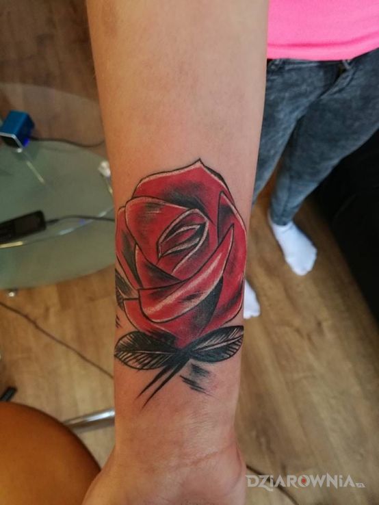 Tatuaż idealne wykonanie - kwiaty