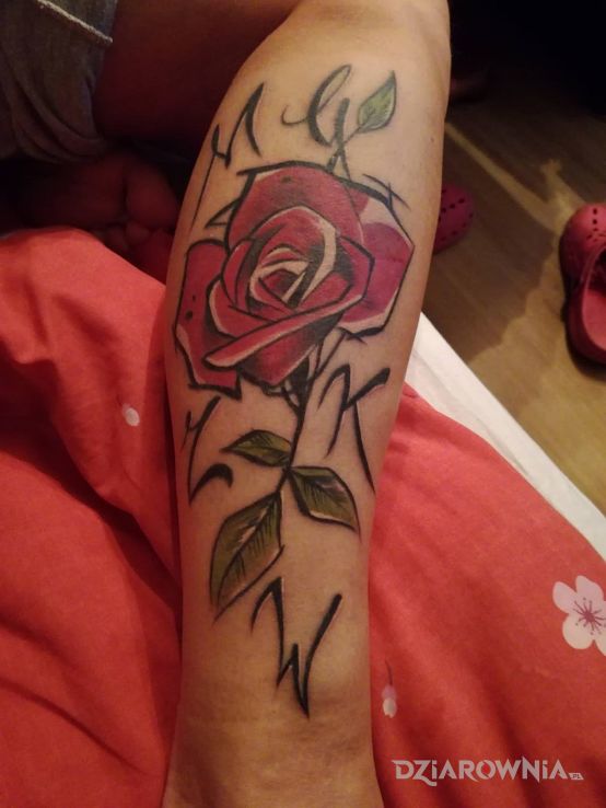 Tatuaż róża z inicjałami - kwiaty