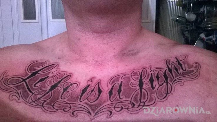 Tatuaż life is a fight - napisy