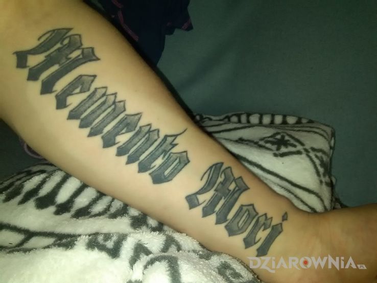 Tatuaż memento mori - napisy