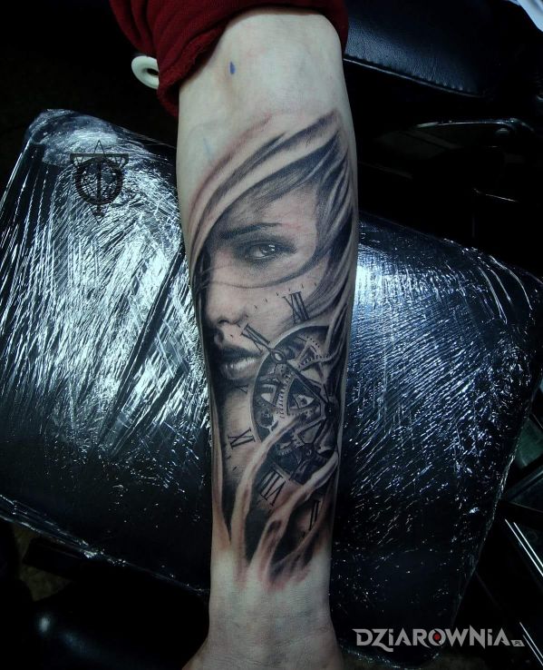 Tatuaż 3d realistyczny zegar kobieta z przekazem rekaw zaczety - realistyczne