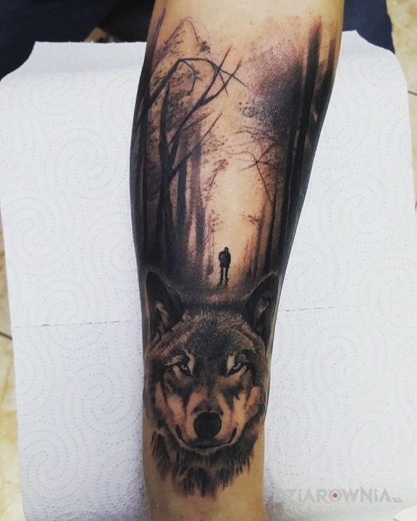 Tatuaż wilk i las - realistyczne