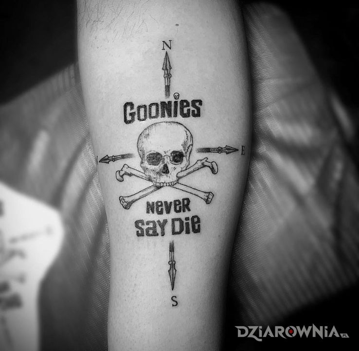 Tatuaż goonies never say die - czaszki