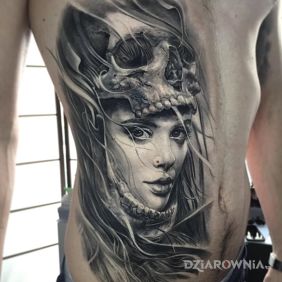 Dziewczyna w czaszce 