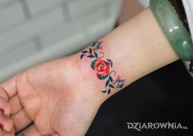 Tatuaż bransoletka - kwiaty