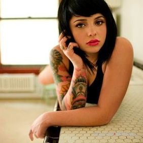 Czarnulka z wytatuowana reka