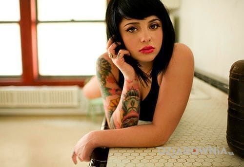 Tatuaż czarnulka z wytatuowana reka - rękawy