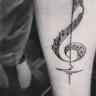 Klucz wiolinowy z pięciolinią i nutami 