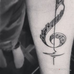 Klucz wiolinowy z pięciolinią i nutami 