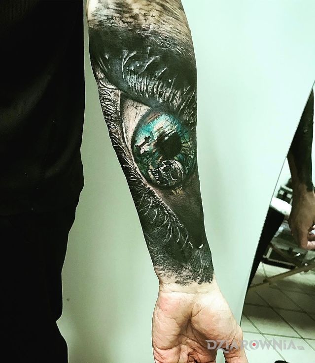 Tatuaż smiercionosne oko - realistyczne