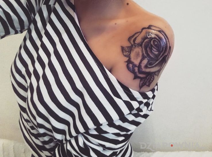 Tatuaż róża - kwiaty