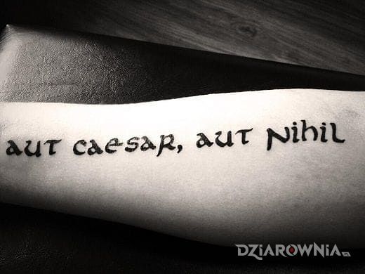 Tatuaż aut caesar aut nihil - napisy