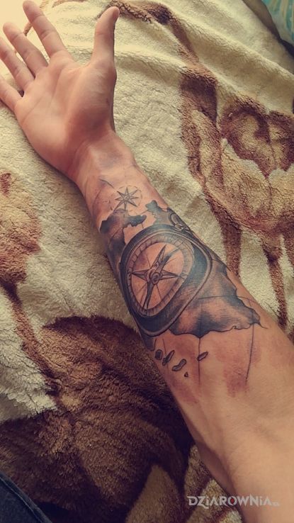 Tatuaż kompas z mapą - przedmioty