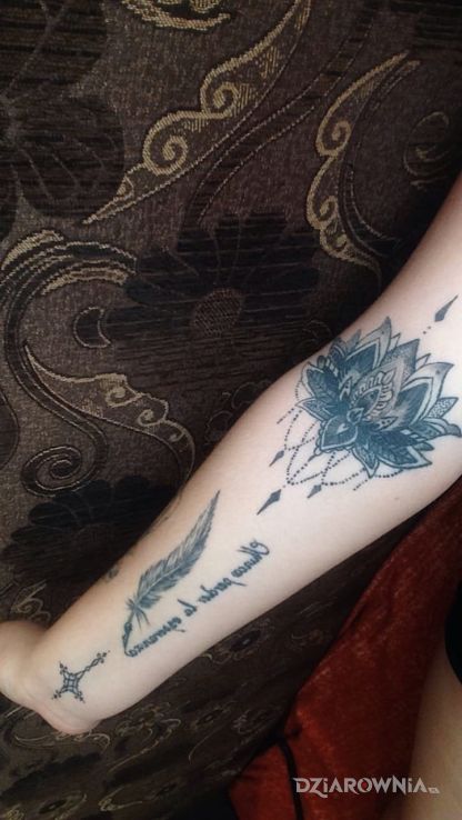 Tatuaż kwiat lotosupiorko z napisem krzyzyk - napisy