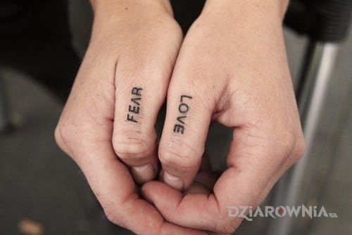 Tatuaż fear  love - napisy
