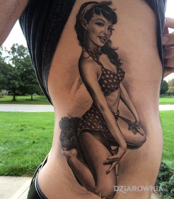 Tatuaż dziewczyna pin up - seksowne