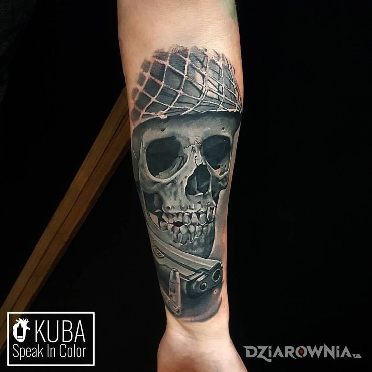 Tatuaż wojenna czacha - realistyczne