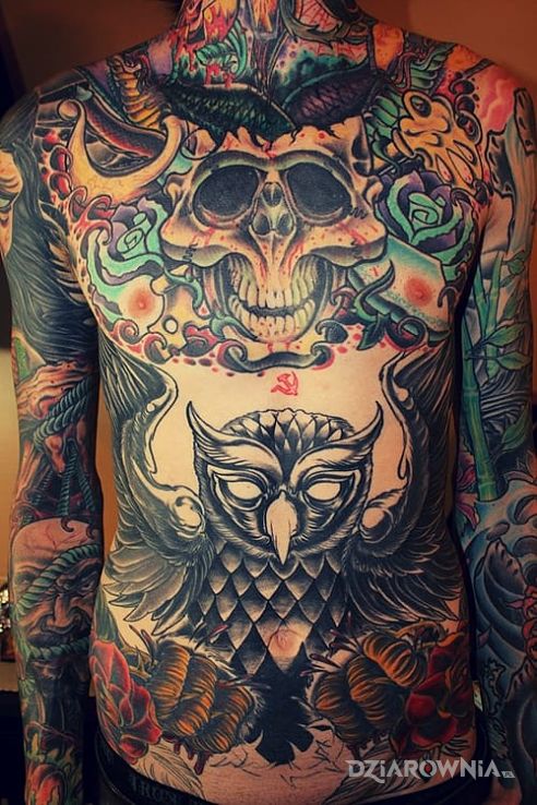 Tatuaż dziara na dziarze - kwiaty