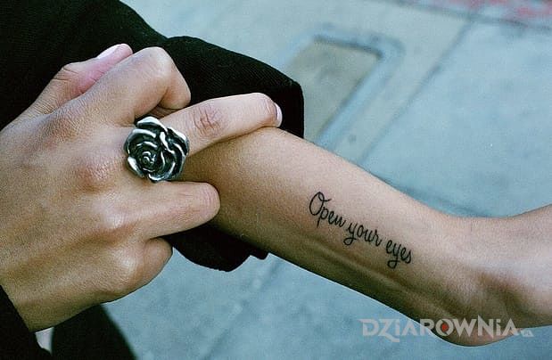 Tatuaż krótki napis - napisy