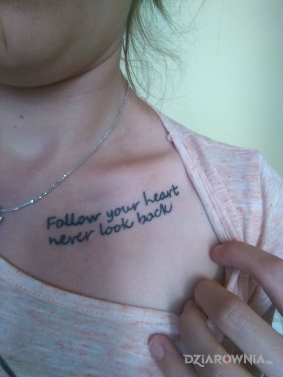 Tatuaż napis obojczyk - miłosne