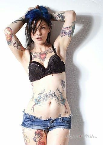 Tatuaż niebiesko włosa - napisy