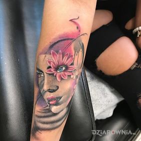 Dziewczyna z kwiatem