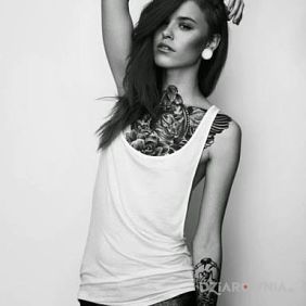 Dlugowlosa i wytatuowana