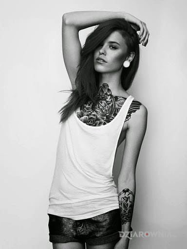 Tatuaż dlugowlosa i wytatuowana - seksowne