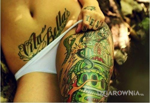 Tatuaż napis na brzuchu - napisy