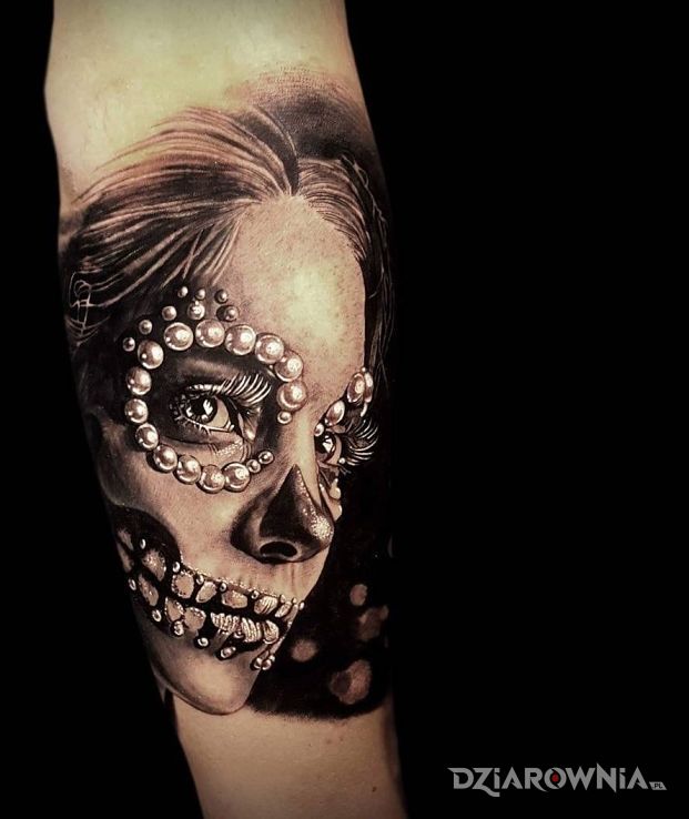 Tatuaż dziewczyna z perlami - realistyczne