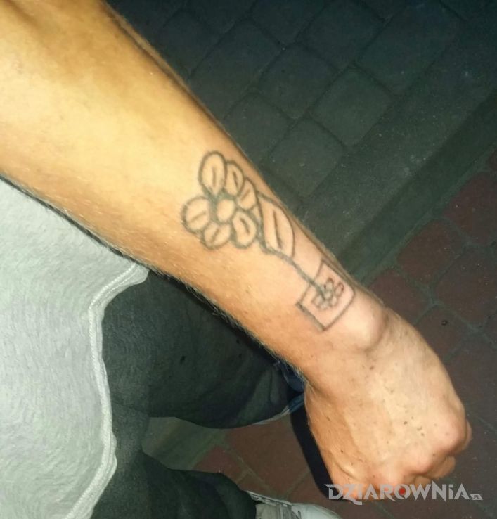 Tatuaż kwiatek przedramie - kwiaty