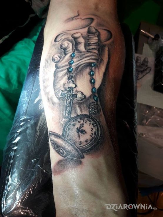 Tatuaż dłoń - religijne