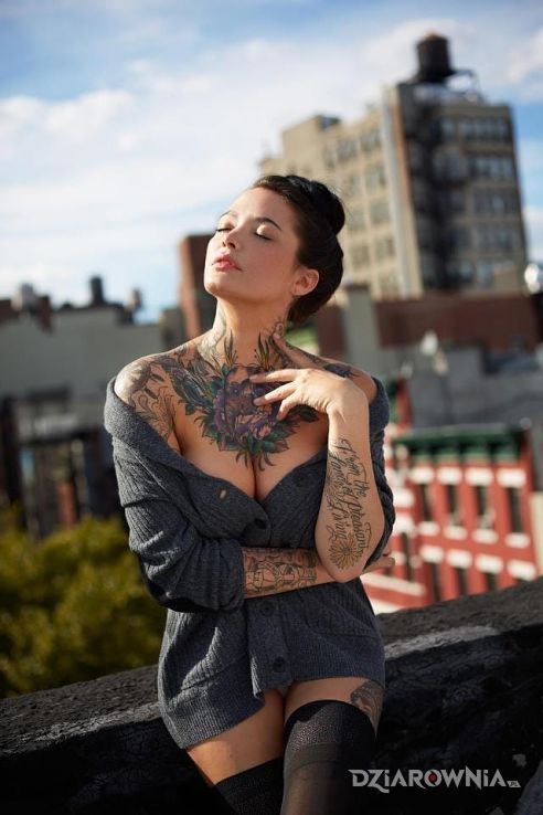 Tatuaż piękna brunetka - seksowne