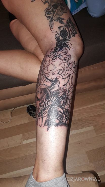 Tatuaż czaszka i róże - kwiaty