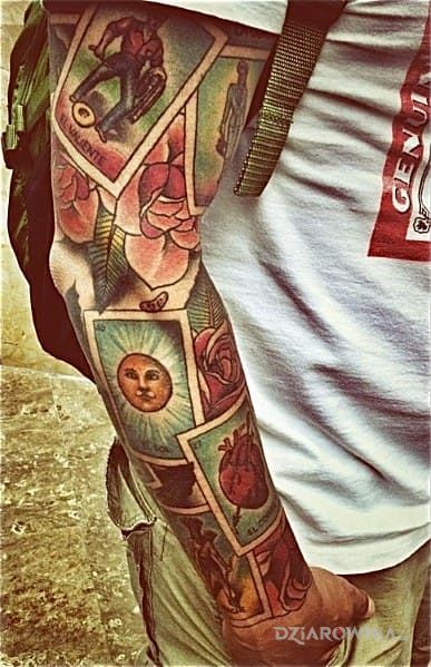 Tatuaż karty - kwiaty