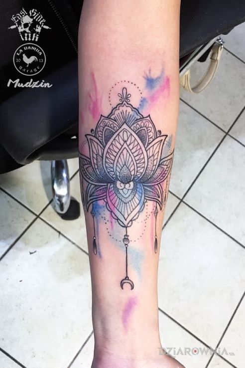 Tatuaż mandala watercolor - kwiaty