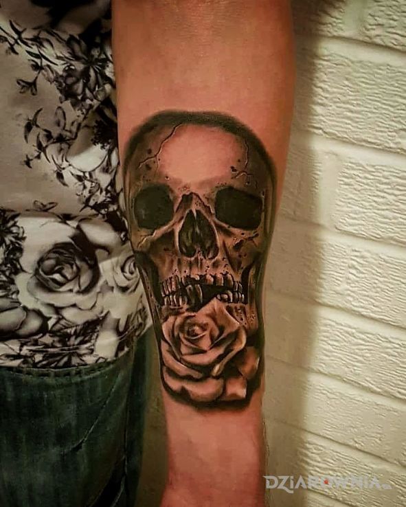 Tatuaż tatto skull - kwiaty